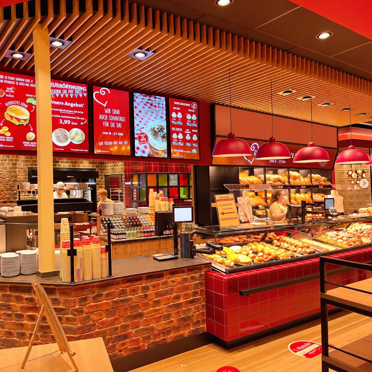Digitale Menüboards über der Theke einer Bäckerei